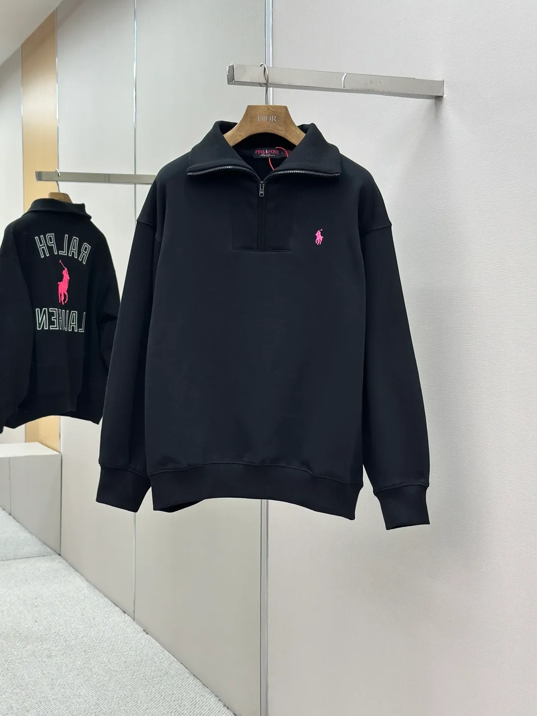 P440 Ralph Lauren pink label pony embroidered half turtleneck sweatshirt. Original purchase and development for 2,190. The fabric is made of custom-made luxury cotton fleece composite. It is soft, silky and comfortable against the skin. It is based on pure black tones. A touch of pink pony label embroidery is embellished on the chest. It is low-key and powerful. The back panel is embellished with the brand letters outlined in ivory white satin intarsia. The pink pony embroidery leaping in the center is the only colorful footnote in this black and white silent film. It coincides with the elegant and uninhibited brand philosophy. Its unique ribbed half-high collar design is sublimated, giving more flexibility and fashion sense to wear, showing taste in silent places. It shows elegance and style, using imported machine embroidery technology. It uses advanced computer control systems and precision mechanical parts to realize pony logo embroidery operations with high precision, smooth and delicate lines, and uses imported machine appliqué embroidery technology. Using advanced computer control systems and precision mechanical components, we can realize Ralph Lauren appliqué embroidery operations, showing an embroidery effect with both clarity and three-dimensionality. The fabrics have been carefully washed, have a better hand feel, are not easy to deform, are not easy to shrink, are not easy to fade, and maintain long-term beauty. Size:S-M-L-XL